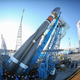 Foto: Un cohete Soyuz siendo instalado en la pista de lanzamiento del Vostochny (vía Russian Space Web).